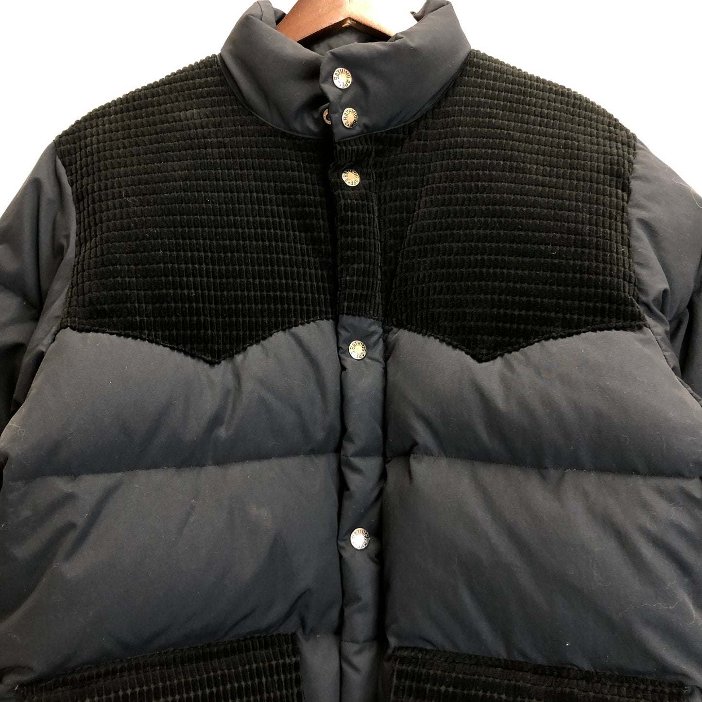 【中古品】【メンズ】 A BATHING APE アベイシングエイプ ELBOW PATCH SWITCHING WESTERN DOWN JACKET エルボー パッチ スイッチング ウエスタン ダウン ジャケット アウター 142-260624-cs-19-izu サイズ：L カラー：ブラック 万代Net店