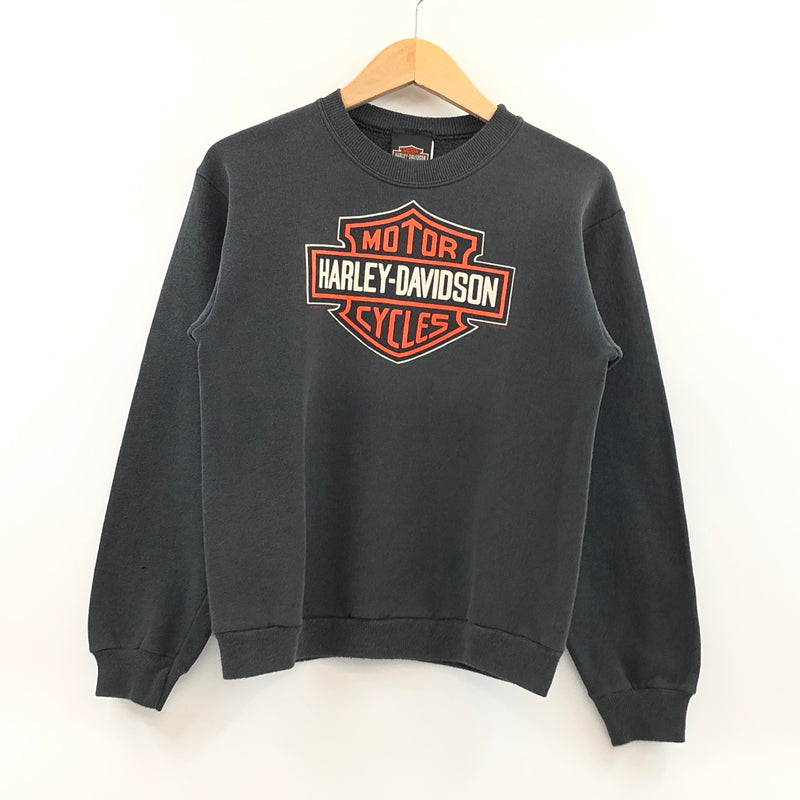【現状渡し品】【キッズ】 HARLEY-DAVIDSON ハーレーダビッドソン × HANES BODY ヘインズボディ 90S EMBLEM SWEATSHIRT スウェットシャツ トレーナー トップス 146-260621-hn-07-fur サイズ：L(14-16) カラー：ブラック系 万代Net店