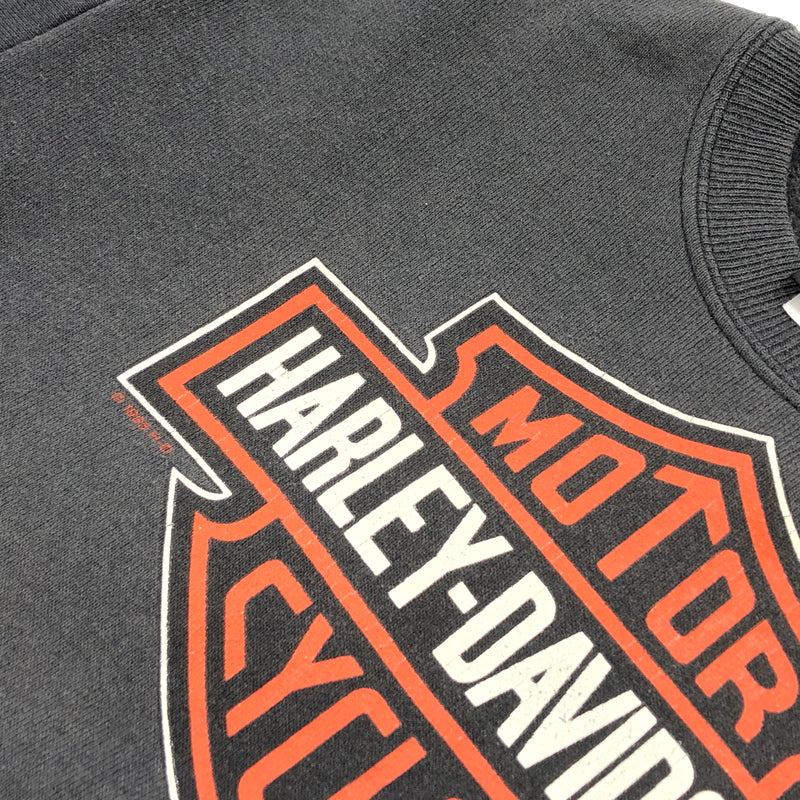 【現状渡し品】【キッズ】 HARLEY-DAVIDSON ハーレーダビッドソン × HANES BODY ヘインズボディ 90S EMBLEM SWEATSHIRT スウェットシャツ トレーナー トップス 146-260621-hn-07-fur サイズ：L(14-16) カラー：ブラック系 万代Net店