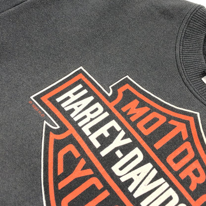 【現状渡し品】【キッズ】 HARLEY-DAVIDSON ハーレーダビッドソン × HANES BODY ヘインズボディ 90S EMBLEM SWEATSHIRT スウェットシャツ トレーナー トップス 146-260621-hn-07-fur サイズ：L(14-16) カラー：ブラック系 万代Net店