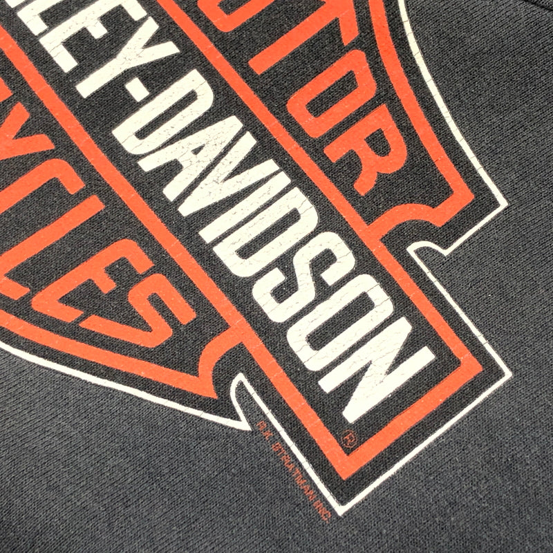 【現状渡し品】【キッズ】 HARLEY-DAVIDSON ハーレーダビッドソン × HANES BODY ヘインズボディ 90S EMBLEM SWEATSHIRT スウェットシャツ トレーナー トップス 146-260621-hn-07-fur サイズ：L(14-16) カラー：ブラック系 万代Net店