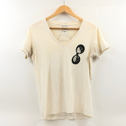 【現状渡し品】【メンズ】 PLEDGE プレッジ V-NECK PRINT S/S TEE Vネック プリント 半袖Tシャツ トップス 140-260625-hn-05-fur サイズ：48 カラー：ホワイト 万代Net店