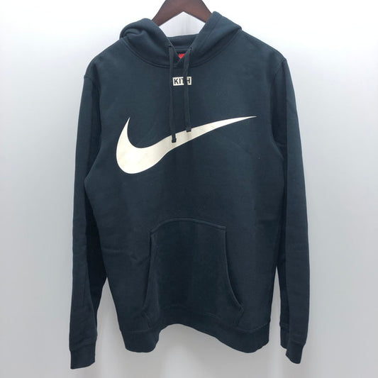 【中古品】【メンズ】 NIKE ナイキ KITH×NIKE BIG SWOOSH HOODIE キス コラボ ビッグ スウッシュ プリント プルオーバー スウェット パーカー (fuz) 142-250620-SU-08-tom サイズ：M カラー：ブラック 万代Net店