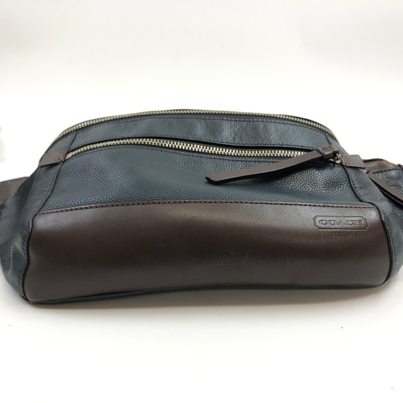 【現状渡し品】【メンズ】 COACH コーチ トンプソン シティ ウエストバッグ ボディバッグ カバン 180-260706-hn-01-fur カラー：ネイビー/ブラウン 万代Net店