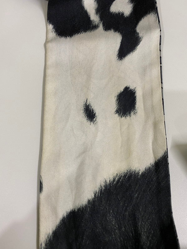 【中古品】【メンズ/レディース】 【中古】【メンズ/レディース】 BURBERRY バーバリー MONOGRAM&COW PRINT REVERSIBLE SILK SKINNY SCARF 183-240320-jt-09-min サイズ：全長154cm/幅8cm カラー：ブラック /グレー系/牛柄 万代Net店