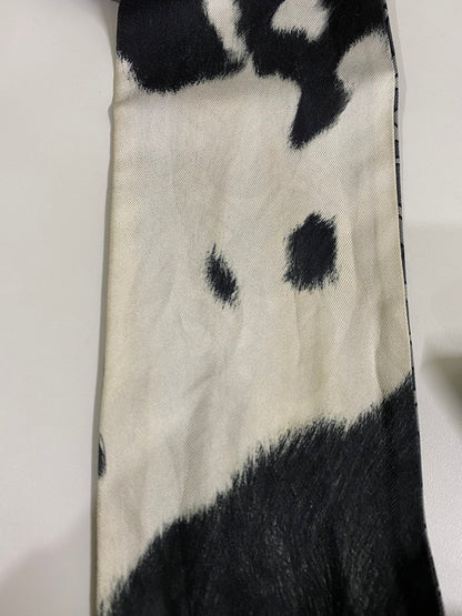 【中古品】【メンズ/レディース】 【中古】【メンズ/レディース】 BURBERRY バーバリー MONOGRAM&COW PRINT REVERSIBLE SILK SKINNY SCARF 183-240320-jt-09-min サイズ：全長154cm/幅8cm カラー：ブラック /グレー系/牛柄 万代Net店
