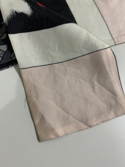 【LIFTる。景品】【中古】【メンズ/レディース】 BURBERRY バーバリー MONOGRAM&COW PRINT REVERSIBLE SILK SKINNY SCARF 183-240320-jt-09-min サイズ：全長154cm/幅8cm カラー：ブラック /グレー系/牛柄 万代Net店