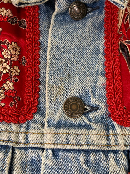 【現状渡し品】【メンズ】 Levi's リーバイス CUSTOM DENIM JACKET カスタム デニム ジャケット アウター 146-250109-me-31-min カラー：インディゴ/レッド 万代Net店