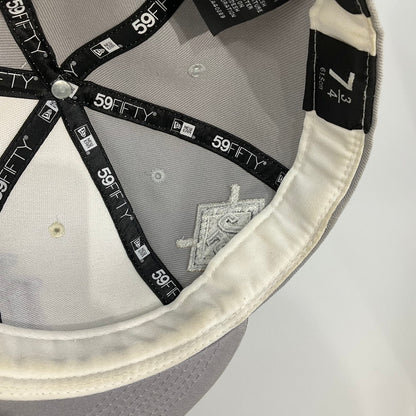 【中古品】【メンズ】 NEW ERA ニューエラ 59FIFTY ミルウォーキー・ブルワーズ CHROME ANNIVERSARY キャップ 185-260421-SS-07-iwa サイズ：7 3/4 カラー：グレー ホワイト 万代Net店