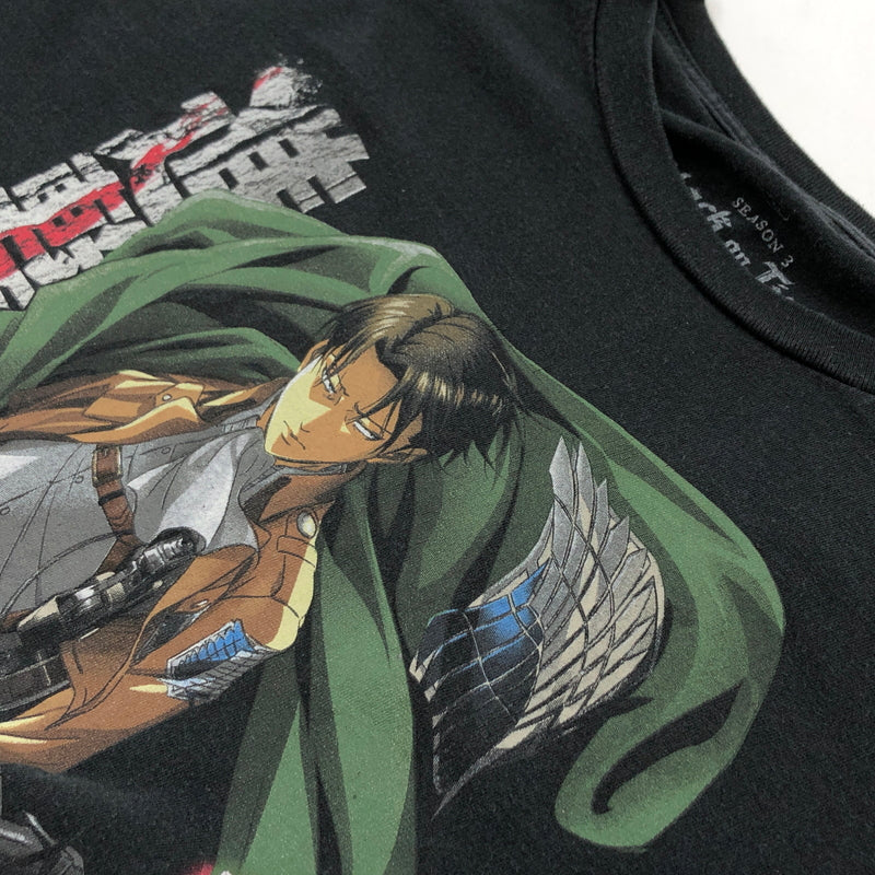 【中古品】【メンズ】 ATTACK ON TITAN 進撃の巨人 CAPTAIN LEVI FRONT PRINT SS TEE リヴァイ兵長 フロントプリント 半袖Tシャツ トップス 146-260720-hn-10-fur サイズ：L カラー：ブラック 万代Net店