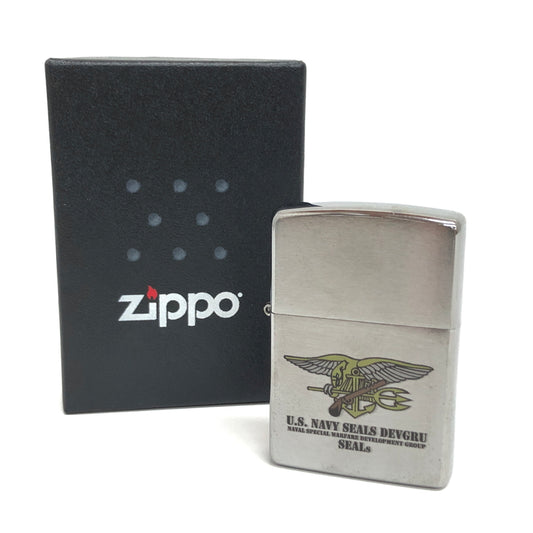 【中古美品】【メンズ/レディース】 ZIPPO ジッポ U.S.NAVY SEALS DEVGRU OIL LIGHTER オイルライター 206-260722-rs-07-fur カラー：シルバー 万代Net店