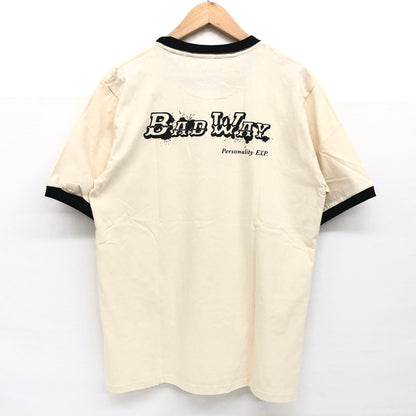【中古美品】【メンズ/レディース】 BADWAY バッドウェイ Paint logo linger TEE プリント ロゴ リンガー Tシャツ バックプリント 半袖 トップス ストリート系 142-240517-rs-01-fur サイズ：L カラー：オフホワイト/ブラック 万代Net店