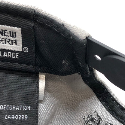 【中古品】【メンズ/レディース】 NEW ERA ニューエラ × ちびまる子ちゃん 9FIFTY キャップ 帽子 185-251128-rs-04-fur サイズ：M/L カラー：グレー/ブラック 万代Net店