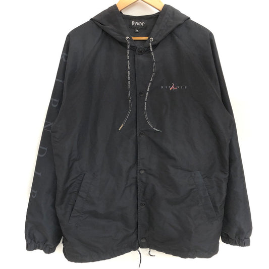 【現状渡し品】【メンズ】 RIPNDIP リップンディップ Mother Fish Baby Hooded Coach Jacket コーチジャケット アウター ストリート系 142-250827-rs-04-fur サイズ：M カラー：ブラック 万代Net店