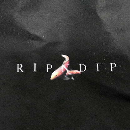 【現状渡し品】【メンズ】 RIPNDIP リップンディップ Mother Fish Baby Hooded Coach Jacket コーチジャケット アウター ストリート系 142-250827-rs-04-fur サイズ：M カラー：ブラック 万代Net店