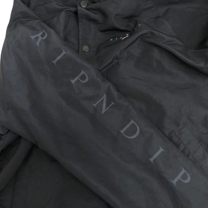 【現状渡し品】【メンズ】 RIPNDIP リップンディップ Mother Fish Baby Hooded Coach Jacket コーチジャケット アウター ストリート系 142-250827-rs-04-fur サイズ：M カラー：ブラック 万代Net店
