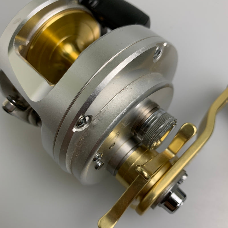 【現状渡し品】 SHIMANO シマノ １３カルカッタ 801F 釣具 ベイトリール 134-260722-AS-5-min 万代Net店