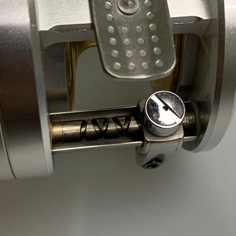 【現状渡し品】 SHIMANO シマノ １３カルカッタ 801F 釣具 ベイトリール 134-260722-AS-5-min 万代Net店