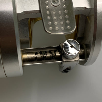 【現状渡し品】 SHIMANO シマノ １３カルカッタ 801F 釣具 ベイトリール 134-260722-AS-5-min 万代Net店
