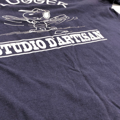 【現状渡し品】【メンズ】 STUDIO D’ARTISAN ステュディオダルチザン × PEANUTS S/S TEE プリント Tシャツ 半袖 トップス アメカジ系 145-250529-rs-01-fur サイズ：M カラー：ネイビー 万代Net店