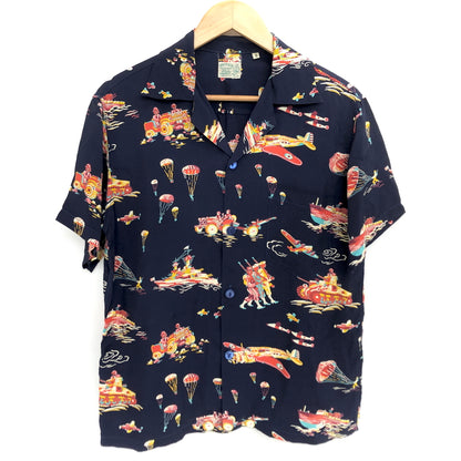 【中古品】【メンズ】 SUN SURF サンサーフ TURN INTO THE WAR SS37576 ターン・イントゥ・ザ・ウォー ハワイアンシャツ 半袖 トップス 総柄 東洋エンタープライズ 145-260727-rs-09-fur サイズ：S カラー：ネイビー 万代Net店
