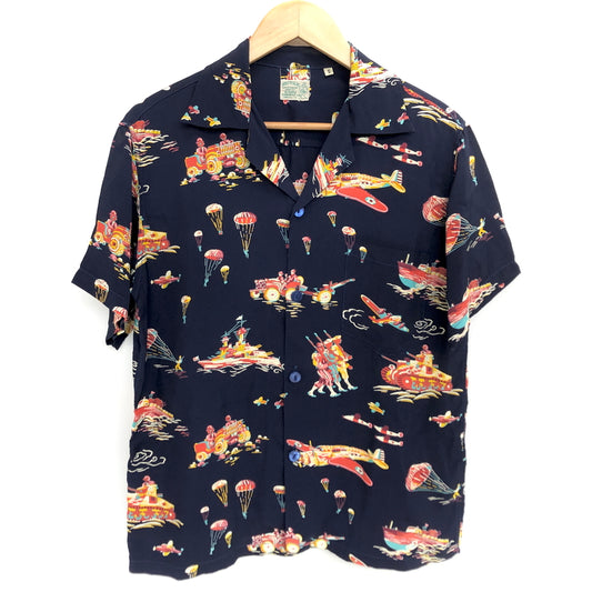 【中古品】【メンズ】 SUN SURF サンサーフ TURN INTO THE WAR SS37576 ターン・イントゥ・ザ・ウォー ハワイアンシャツ 半袖 トップス 総柄 東洋エンタープライズ 145-260727-rs-09-fur サイズ：S カラー：ネイビー 万代Net店