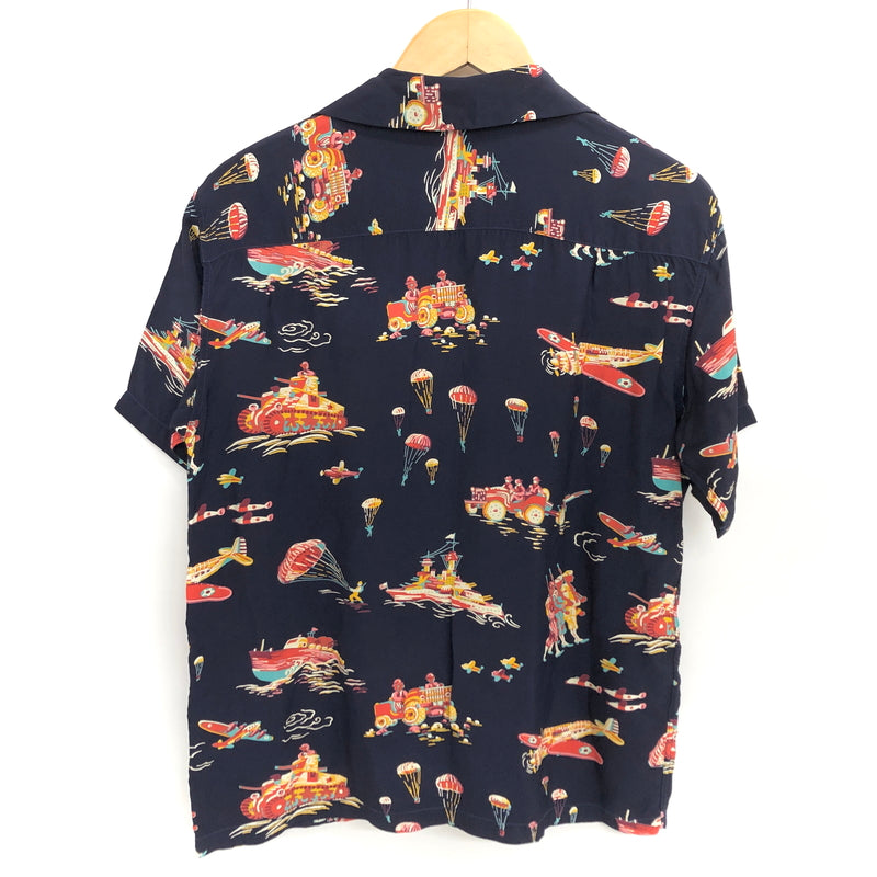 【中古品】【メンズ】 SUN SURF サンサーフ TURN INTO THE WAR SS37576 ターン・イントゥ・ザ・ウォー ハワイアンシャツ 半袖 トップス 総柄 東洋エンタープライズ 145-260727-rs-09-fur サイズ：S カラー：ネイビー 万代Net店