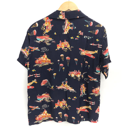 【中古品】【メンズ】 SUN SURF サンサーフ TURN INTO THE WAR SS37576 ターン・イントゥ・ザ・ウォー ハワイアンシャツ 半袖 トップス 総柄 東洋エンタープライズ 145-260727-rs-09-fur サイズ：S カラー：ネイビー 万代Net店
