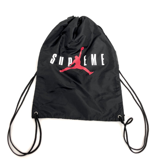 【中古品】【メンズ/レディース】 SUPREME × JORDAN シュプリーム ジョーダン 24FW DRAWSTRING BAGPACK ドローストリングバッグ ナップサック リュック バッグ 鞄 149-261026-rs-02-fur カラー：ブラック 万代Net店