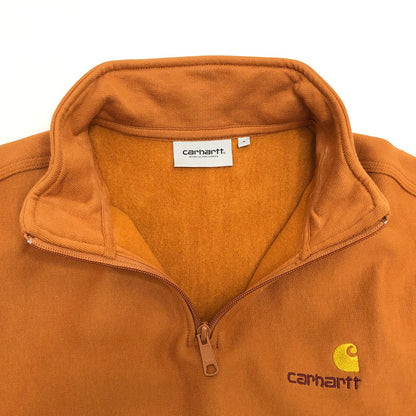【現状渡し品】【メンズ】 Carhartt カーハート Half Zip American Script Sweat ハーフジップ スウェット 長袖 トップス 142-260219-rs-02-fur サイズ：S カラー：ブラウン 万代Net店
