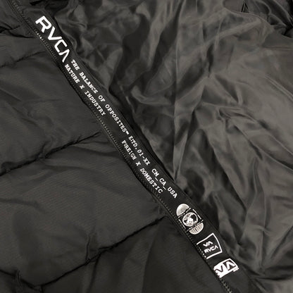 【中古品】【メンズ】 RVCA ルーカ PUFFER JACKET BE042767 パファージャケット 中綿 アウター 142-261028-rs-01-fur サイズ：M カラー：ブラック 万代Net店