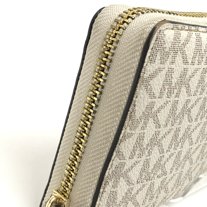 【中古品】【レディース】 MICHAEL KORS マイケルコース 35F8GTVT3B パウダーブラッシュマルチ ジェット セット トラベル シグネチャー ラージ トラベル コンチネンタル ラウンド ジップ 長財布 181-260521-rs-06-fur カラー：バニラ 万代Net店