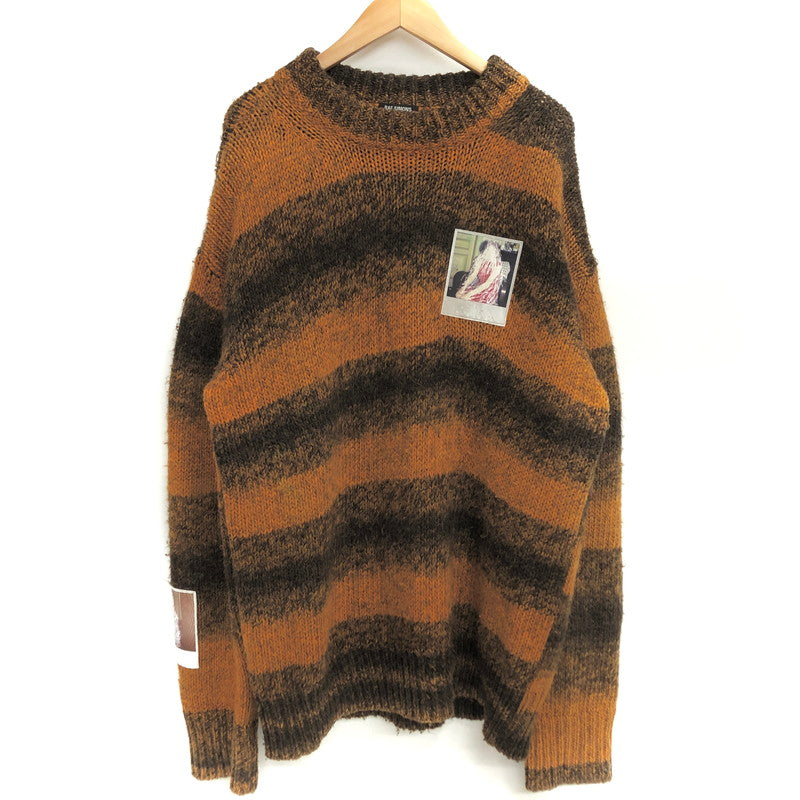 【現状渡し品】【メンズ/レディース】 RAF SIMONS ラフシモンズ Striped Roundneck Sweater With Polaroids ストライプ ニット セーター トップス 古着 141-251216-rs-04-fur サイズ：M カラー：オレンジ/ブラウン系 万代Net店