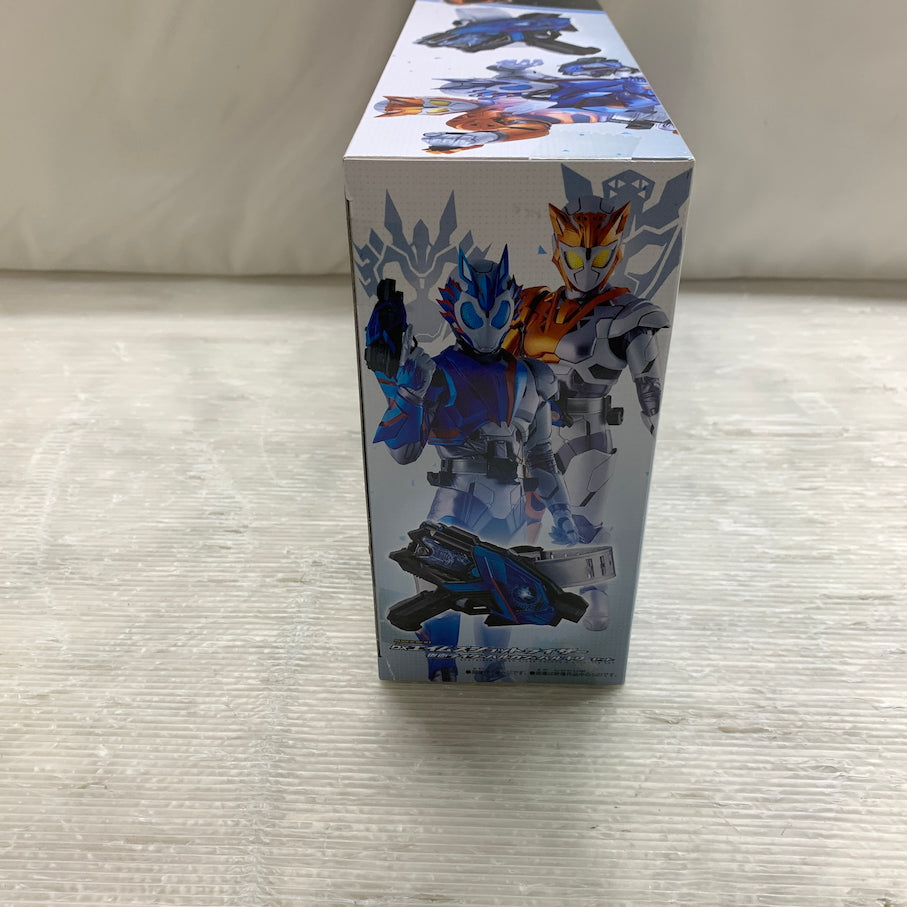 【未使用品】 仮面ライダーゼロワン SUPER BEST 変身ベルト DXエイムズショットライザー 仮面ライダーバルカン＆バルキリーセット 042-260828-MS-13-min 万代Net店