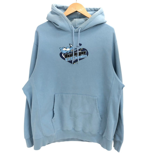【現状渡し品】【メンズ】 Tokyo Vitamin トーキョービタミン ロゴプリント パーカー フーディー 長袖 トップス 142-260312-rs-01-fur サイズ：XL カラー：ライトブルー 万代Net店