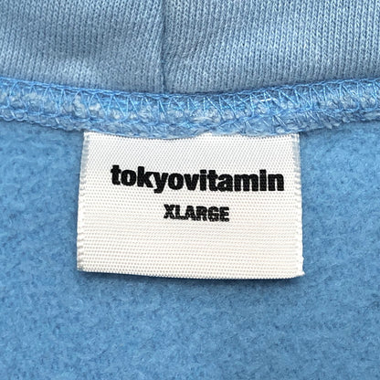【現状渡し品】【メンズ】 Tokyo Vitamin トーキョービタミン ロゴプリント パーカー フーディー 長袖 トップス 142-260312-rs-01-fur サイズ：XL カラー：ライトブルー 万代Net店