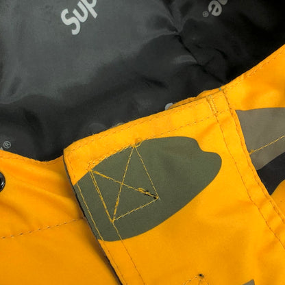 【中古品】【メンズ】 Supreme シュプリーム Hooded Logo Half Zip Pullover フーデッド ロゴ ハーフジップ プルオーバー 中綿 ジャケット 迷彩 アウター 149-251226-rs-02-fur サイズ：M カラー：イエロー系・カモフラージュ 万代Net店