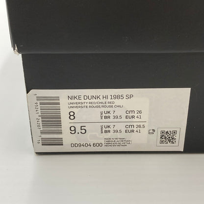 【中古美品】【メンズ】 NIKE ナイキ DD9404-600/DUNK HI 1985 SP UNIVERSITY RED/CHILE RED-CAVE STONE 靴 スニーカー 160-250302-NS-1-iwa サイズ：26 カラー：ユニバーシティレッド/チリレッド/ケイブストーン 万代Net店