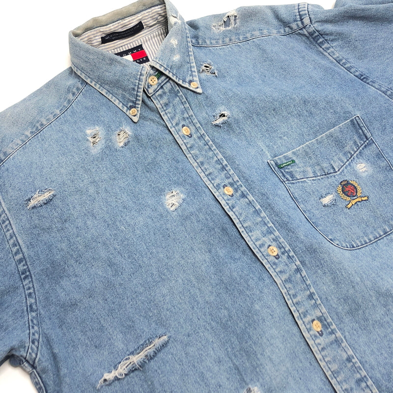 【現状渡し品】【メンズ】 TOMMY HILFIGER トミーヒルフィガー 90S LS DENIM BD SHIRT ダメージ加工 長袖 シャツ トップス 古着 ヴィンテージ 146-260616-rs-10-fur サイズ：S カラー：ブルー系 万代Net店