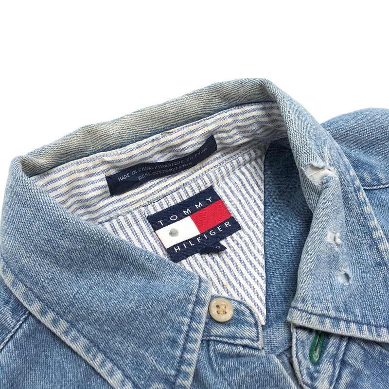 【現状渡し品】【メンズ】 TOMMY HILFIGER トミーヒルフィガー 90S LS DENIM BD SHIRT ダメージ加工 長袖 シャツ トップス 古着 ヴィンテージ 146-260616-rs-10-fur サイズ：S カラー：ブルー系 万代Net店
