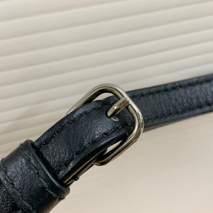 【中古品】【メンズ/レディース】 BALENCIAGA バレンシアガ 552372 EVERYDAY CAMERA BAG XS エヴリデイ カメラバッグ ショルダーバッグ 鞄 180-260503-kh-14-izu カラー：ブラック 万代Net店