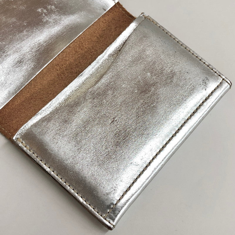 【現状渡し品】【メンズ/レディース】 IL BISONTE イル ビゾンテ CARD CASE SCC004PV0012 カードケース パスケース 名刺入れ カードホルダー 定期入れ レザー 201-250711-rs-04-fur カラー：メタリックシルバー系 万代Net店