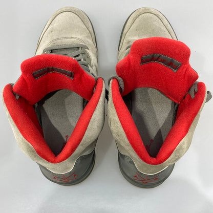 【中古品】【メンズ】 NIKE ナイキ 136027-051 AIR JORDAN 5 RETRO P51 CAMO スニーカー 本体のみ（箱なし） 160-251214-WA-05-iwa サイズ：28.5cm カラー：カーキ レッド 万代Net店