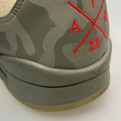 【中古品】【メンズ】 NIKE ナイキ 136027-051 AIR JORDAN 5 RETRO P51 CAMO スニーカー 本体のみ（箱なし） 160-251214-WA-05-iwa サイズ：28.5cm カラー：カーキ レッド 万代Net店