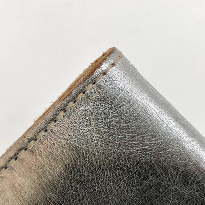 【現状渡し品】【メンズ/レディース】 IL BISONTE イル ビゾンテ CARD CASE SCC004PV0012 カードケース パスケース 名刺入れ カードホルダー 定期入れ レザー 201-250711-rs-04-fur カラー：メタリックシルバー系 万代Net店