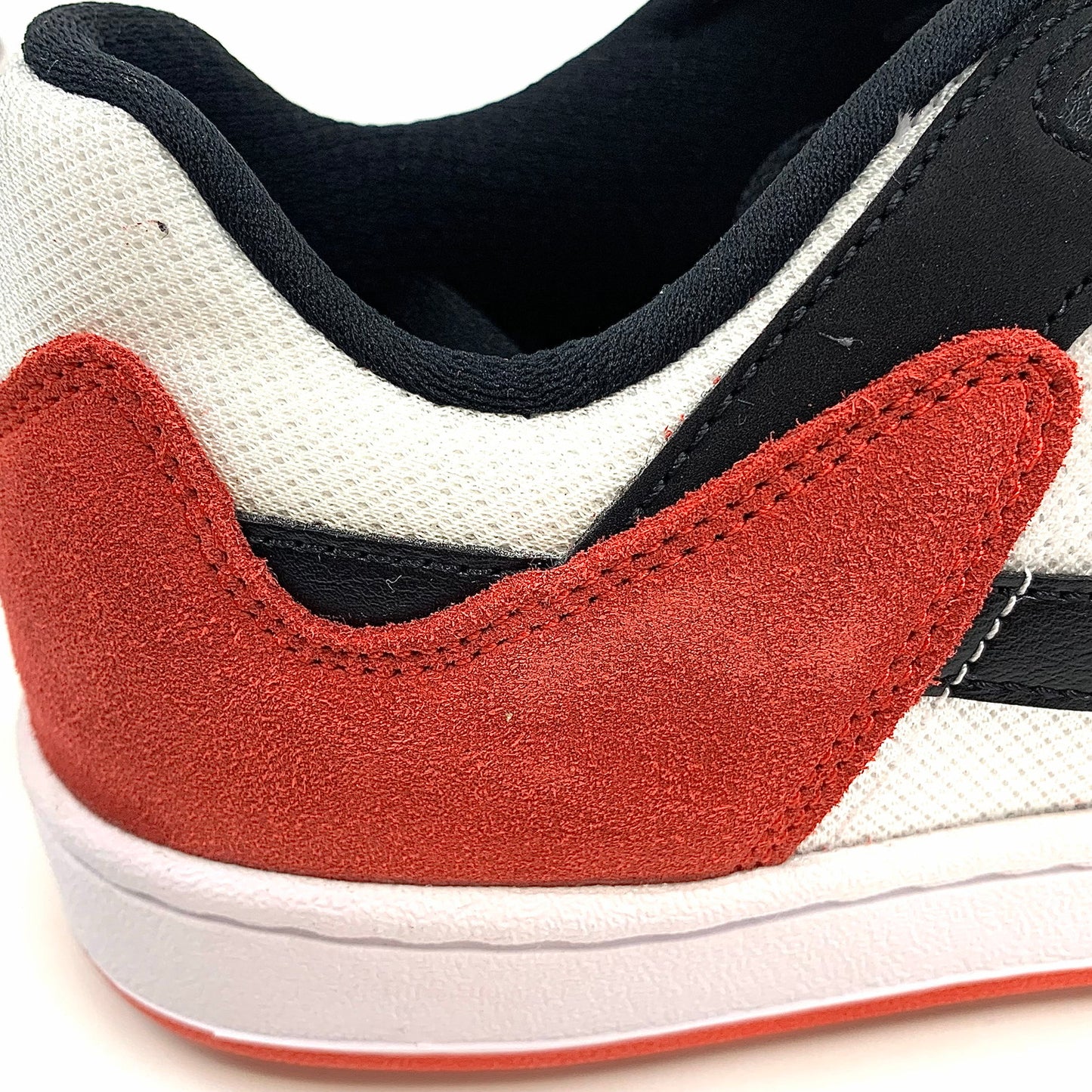 【中古品】【メンズ】 NIKE ナイキ SB アリウープ スケートボードシューズ スニーカー 靴 160-251212-yu-06-fur サイズ：28cm カラー：ホワイト/ブラック/ユニバーシティレッド/ホワイト 万代Net店