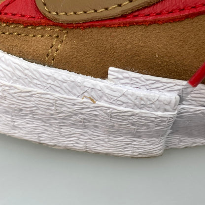 【中古品】【メンズ】 NIKE ナイキ SACAI×NIKE DD1877-200 BLAZER LOW BRITISH TAN ブレーザー ロー スニーカー 160-251219-WA-01-iwa サイズ：29.5cm カラー：LT BRITISH TAN/UNIVERSITY RED 万代Net店