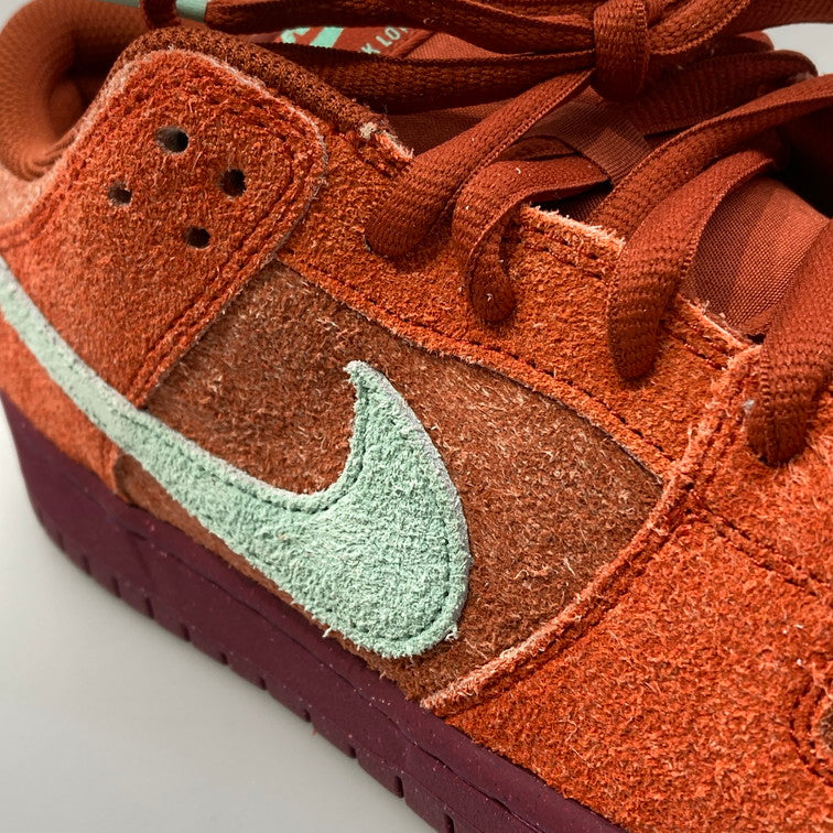 【中古品】【メンズ】 NIKE ナイキ SB DV5429-601 DUNK LOW PRO PRM MYSTIC RED AND ROSEWOOD ダンク ロー プロ プレミアム スニーカー 160-251219-WA-06-iwa サイズ：28.5cm カラー：MYSTIC RED/EMERALD RISE 万代Net店