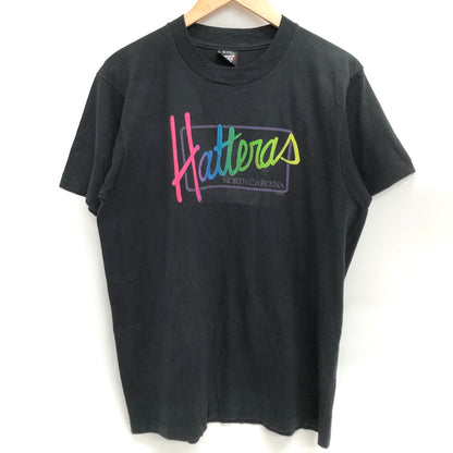 【現状渡し品】【メンズ】 SCREEN STARS BEST スクリーンスターズ HATTERAS NORTH CAROLINA S/S TEE 半袖 Tシャツ トップス USA製 両シングル 古着 ヴィンテージ 146-260622-rs-11-fur サイズ：L カラー：ブラック 万代Net店