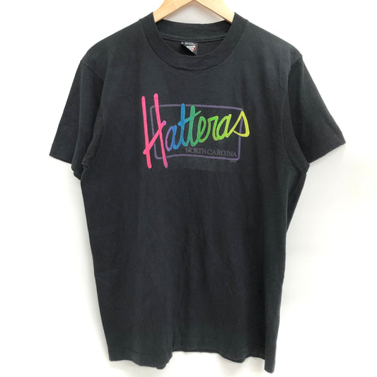 【現状渡し品】【メンズ】 SCREEN STARS BEST スクリーンスターズ HATTERAS NORTH CAROLINA S/S TEE 半袖 Tシャツ トップス USA製 両シングル 古着 ヴィンテージ 146-260622-rs-11-fur サイズ：L カラー：ブラック 万代Net店